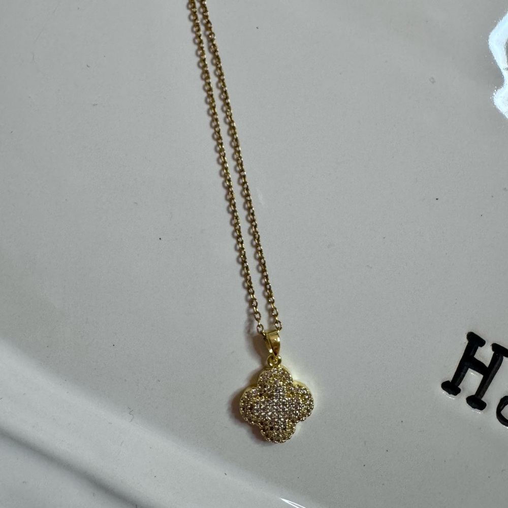 Elegant Gold Pendant Necklace